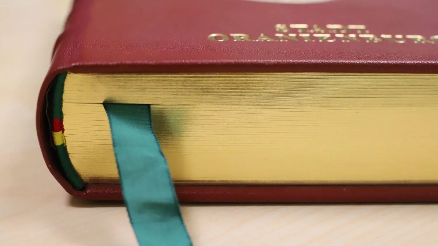 Ein Blick ins Goldene Buch der Stadt Oranienburg: Neben jeder Menge Politiker, Ehrenbürger und Städtepartner, ist im Buch auch ein mehrfach verurteilter Verbrecher zu finden.