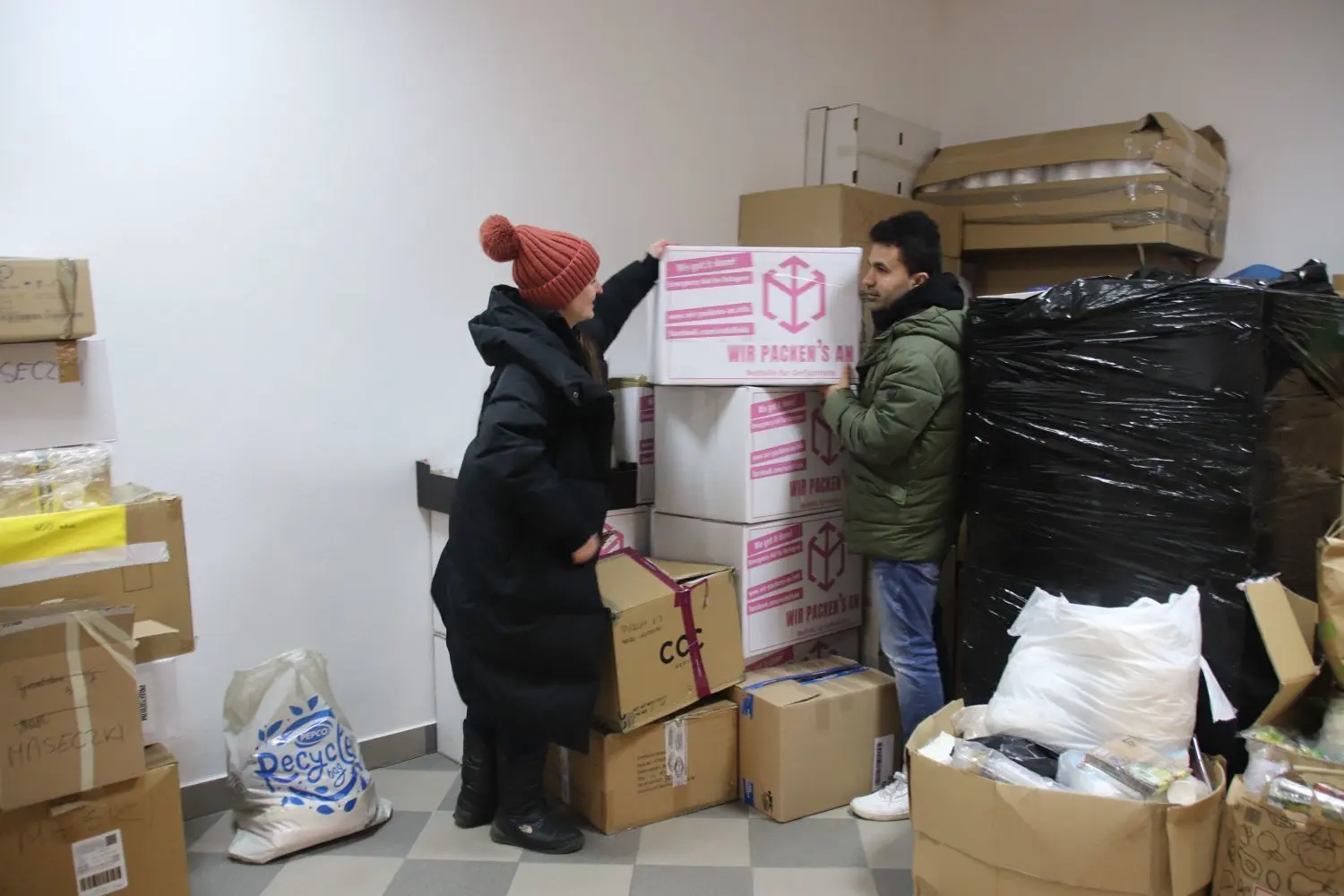 Miriam Khammas (l.) und Hoshmin vom Freienwalder Verein „Wir packen´s an“ beim Umpacken ihrer aus Brandenburg gebrachten Hilfsgüter für die Ukraine im Zwischenlager im ostpolnischen Cieszanów.