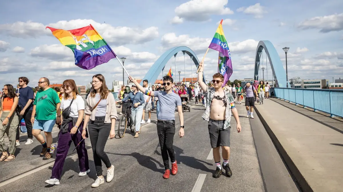 Mehr als 400 Menschen beteiligten sich am „Pride“ in Frankfurt (Oder). An der Stadtbrücke gab es auch eine kleine Gegendemonstration.
Mehr als 500 Menschen beteiligten sich am Frankfurter CSD. An der Brücke kam es zu Gegendemos