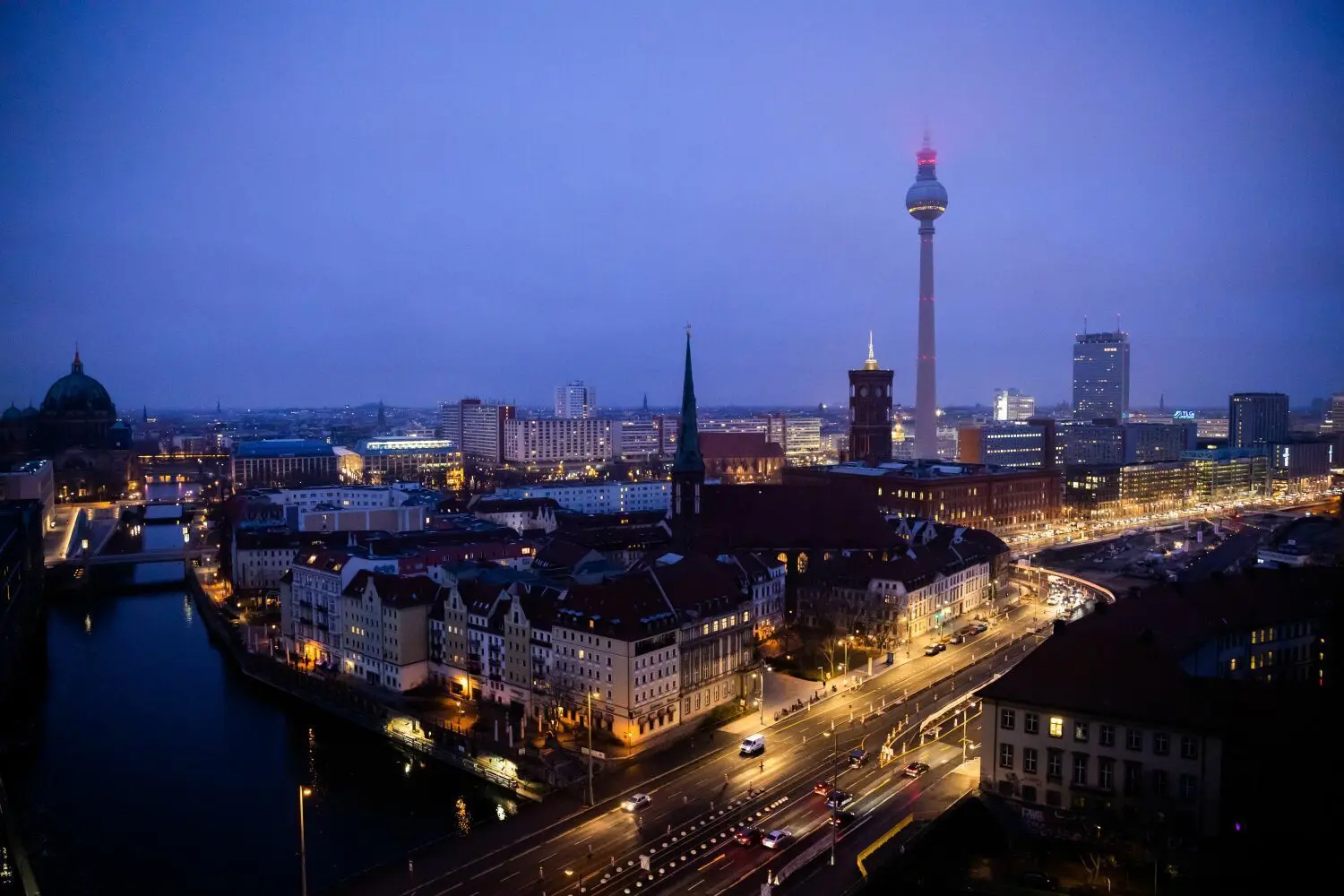 Vom Berliner Fernsehturm hat man einen Blick über die gesamte Stadt. Das berühmte Wahrzeichen ist eines von rund 50 Touristen-Attraktionen, die derzeit unter dem Motto „Erlebe Deine Stadt“ verbilligte Eintrittspreise anbieten.