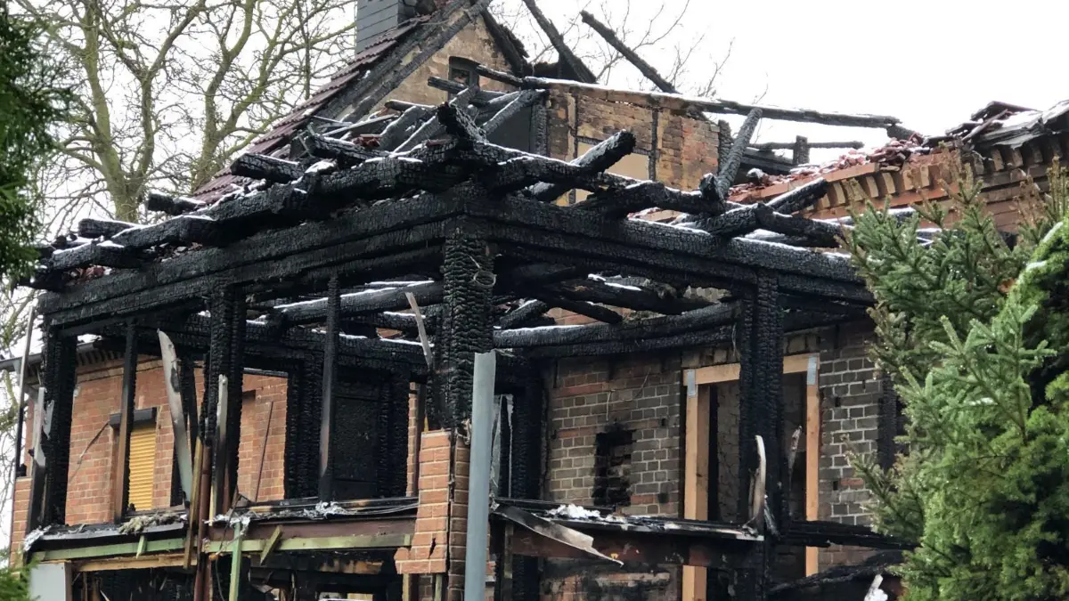 Familie Heinemann verliert alles beim Brand ihres Hauses in Neuholland.
Claudia und Björn Heinemann über den Brand ihres Hauses in Neuholland
plus Bilder vom zerstörten Haus