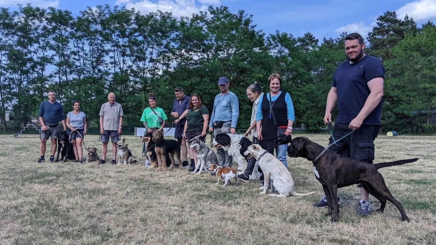 Eine kleine Abordnung der vielen Hunde und „HerrchInnen“ beim Foto-Shooting: Insgesamt engagieren sich 40 Mitglieder im Hundesportverein Fürstenberg. Thomas Lichtenfeld (rechts) ist stellvertreter Vereinsvorsitzender.