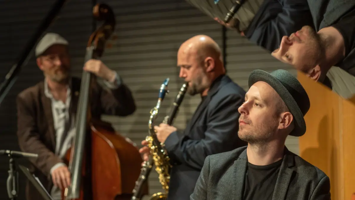 Zum 30. Mal war die MOZ–Talk–Showband mit Thomas Strauch, Jacek Fałdyna und Søren Gundermann dabei.
Der Moz Talk am 07.09.2022