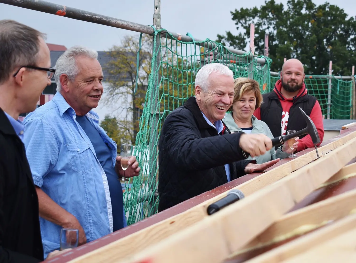 Nagel einschlagen: Beim wohl letzten Richtfest seiner 16-jährigen Amtszeit musste Schwedts Bürgermeister Jürgen Polzehl noch einmal den Hammer schwingen.
