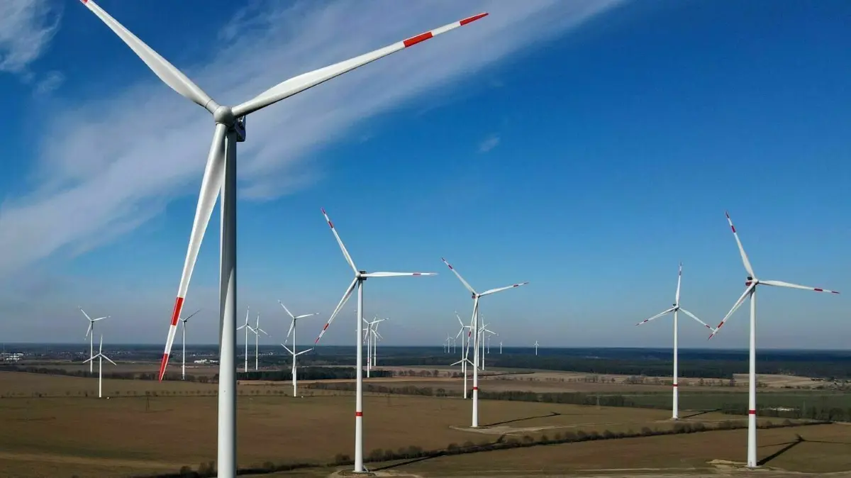 Im Windpark „Albertshof“ der Berliner Stadtwerke bei Bernau (Barnim) erzeugen seit Anfang 2021 Windräder kommunalen Ökostrom für rund 31.000 Haushalte. Schon seit Beginn der Elektrifizierung hat Berlin Strom aus dem Umland bezogen und würde die Energiewende ohne Brandenburg nicht schaffen.
Der Windpark «Albertshof» der Berliner Stadtwerke (Luftaufnahme mit einer Drohne). Am selben Tag findet eine virtuelle Vorstellung des Onshore Windparks «Albertshof» statt. Auf diesem Feld nahe dem nordöstlichen Stadtrand von Berlin wurden 9 Windenergieanlagen mit je 3,45 MegaWatt (MW) Leistung errichtet. Die Investitionsvolumen lag bei etwa 38,7 Millionen Euro. Bilanziell werden mit den 9 Anlagen mehr als 30.000 Haushalte mit lokalem Ökostrom versorgt. +++ dpa-Bildfunk +++