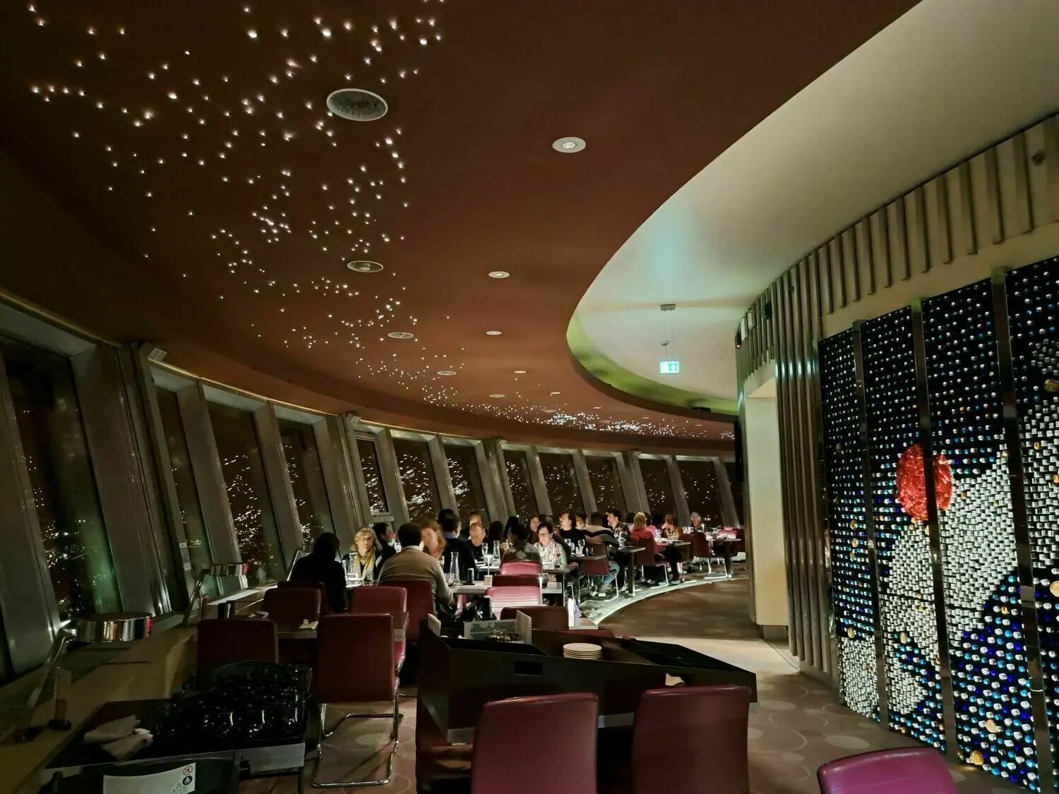 Das Restaurant „Sphere“ befindet sich hoch über den Dächern der Hauptstadt in der Kugel des Berliner Fernsehturms. Innerhalb einer Stunde dreht es sich einmal um die eigene Achse. So ist in dieser Zeit von jedem Platz ohne Aufstehen ein 360-Grand-Rundumblick über Berlin möglich.