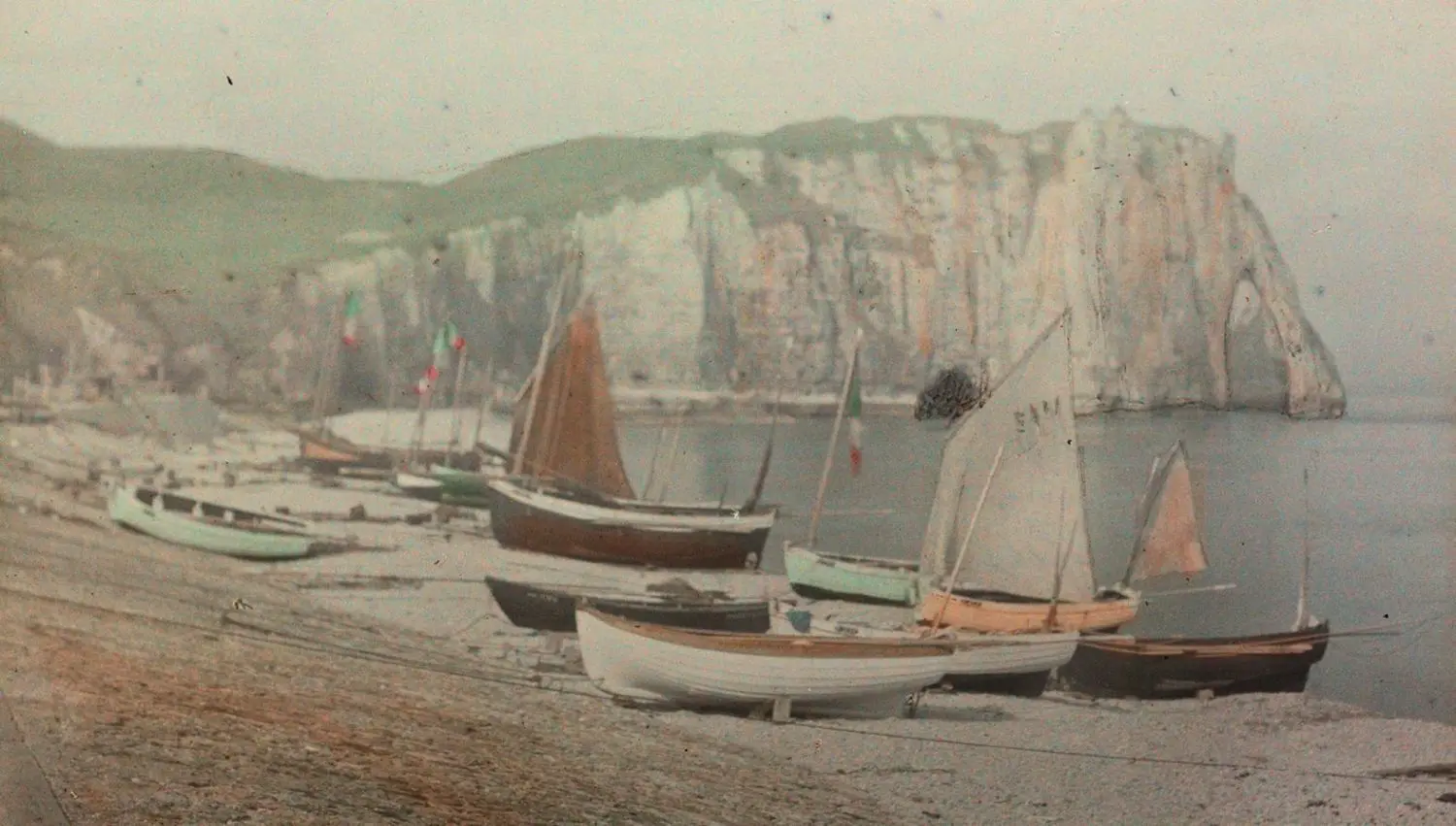 Louise Deglane: „Strand mit Booten (Étretat)“, 1907–1936, Autochrome