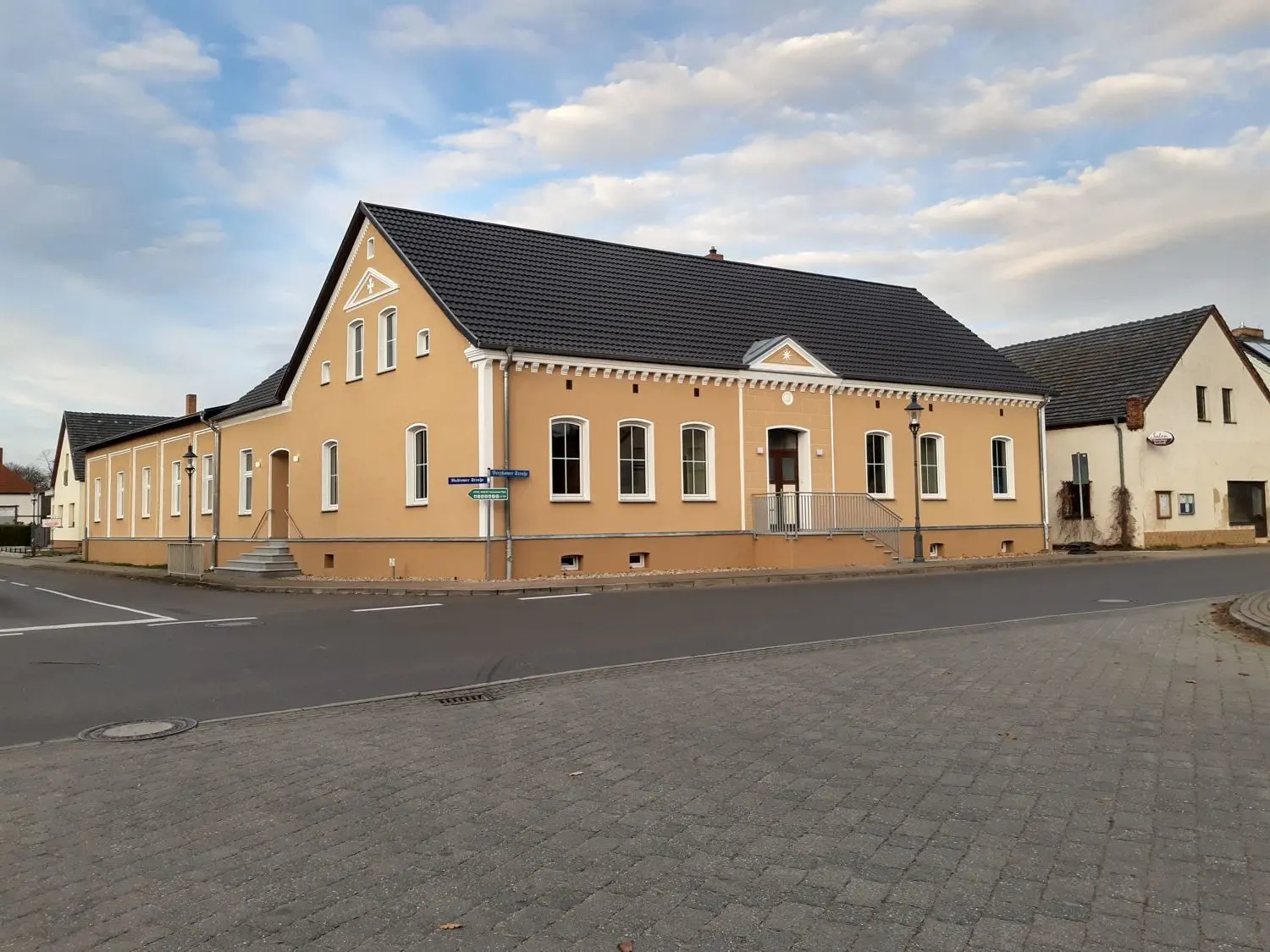 So sieht das fertige Dorfgemeinschaftshaus in Glienicke von außen aus.
