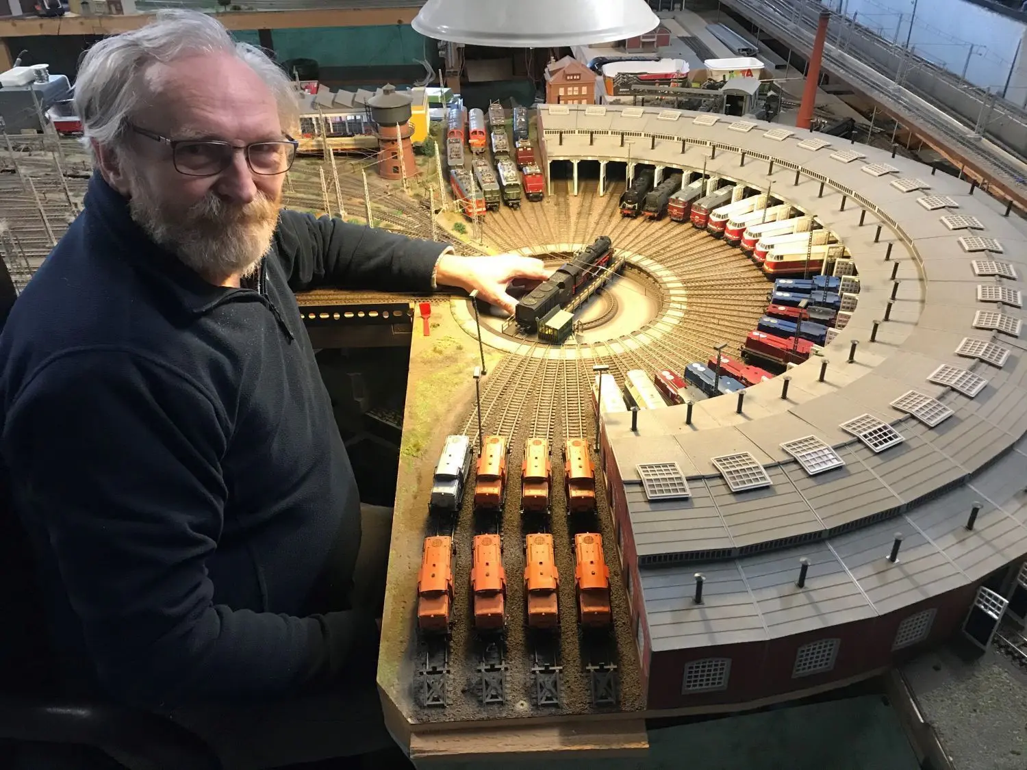 Muss um sein Hobby fürchten: Friedel Greiwe vom Verein für Brandenburgische Eisenbahngeschichte Storkow 98. Die Immobilie, die der Verein nutzt, gehört der Stadt – die Eigenbedarf angemeldet hat, weil dort Hortkinder untergebracht werden sollen.