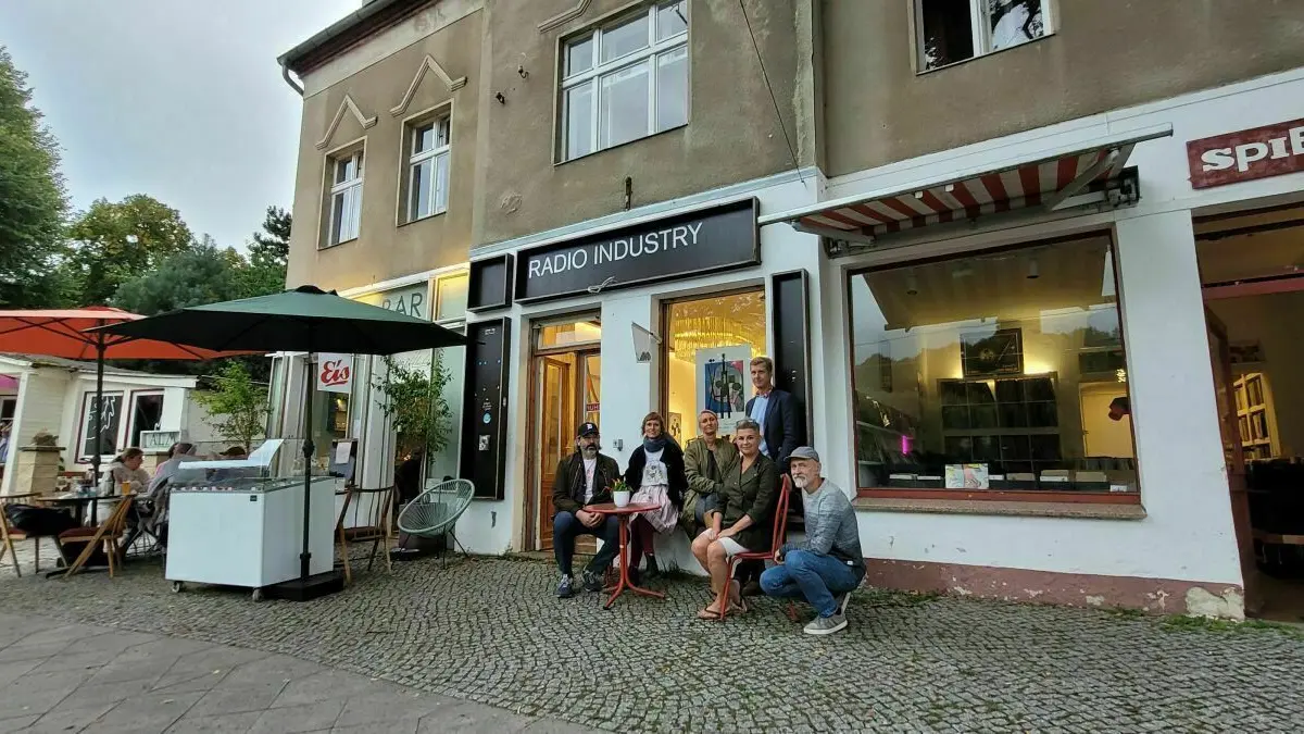 Treffpunkt an der Schleuse Woltersdorf: Frank Diersch, Jana Pfarr, Annet Abert, Edi Abert, Sandra Maria Winkler und Andreas Richter vor der Schleusenstraße 34/35
Woltersdorf, - Aufnahmedatum Frühjahr 2022 - Einpflegedatum - 15.9.2022 - Frank Diersch, Jana Pfarr, Annet Abert, Edi Abert, Sandra Maria Winkler, Andreas gestalten die Schleusenstraße 34/35 in Woltersdorf.