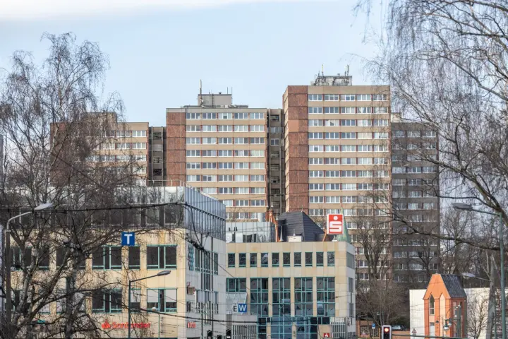 Gewalt in Frankfurt (Oder): Mann am Pablo-Neruda-Block mit Getränkedose ...