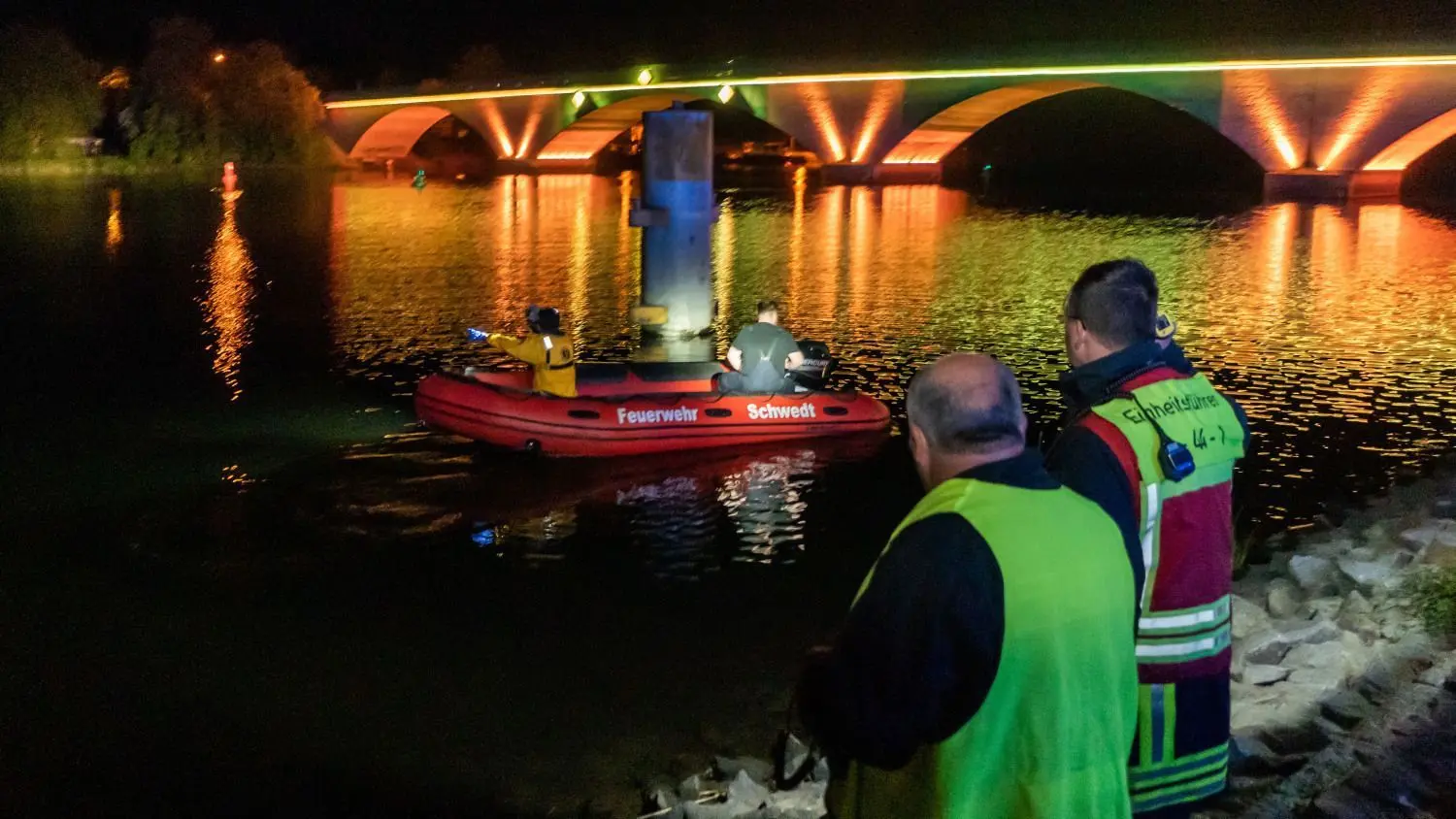 Die Alarmmeldung der Leitstelle an die Feuerwehr verhieß nicht Gutes. Mit Schlachbooten nahmen die Einsatzkräfte auf der Hohensaaten-Friedrichsthaler Wasserstraße in Schwedt die Suche auf. Keine zehn Minuten später hatten sie eine unbekannte Person geborgen.