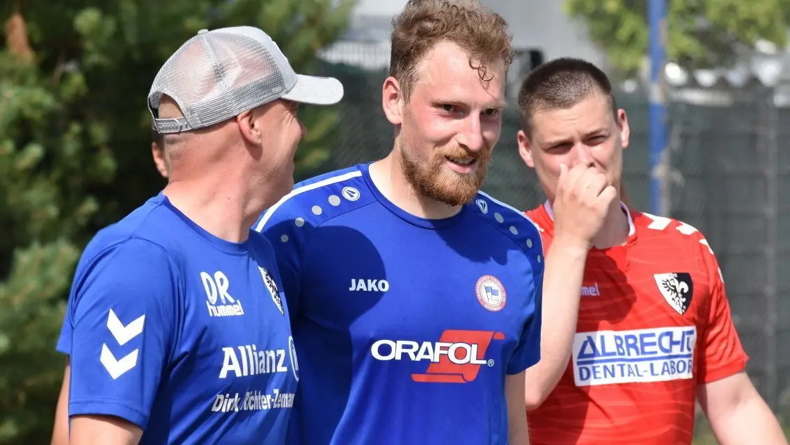 Gute Laune: Zehdenicks Trainer Daniel Runge (hier im Gespräch mit dem Oranienburger Tim Kretschmann / rechts Philipp Woitin vom SVZ)