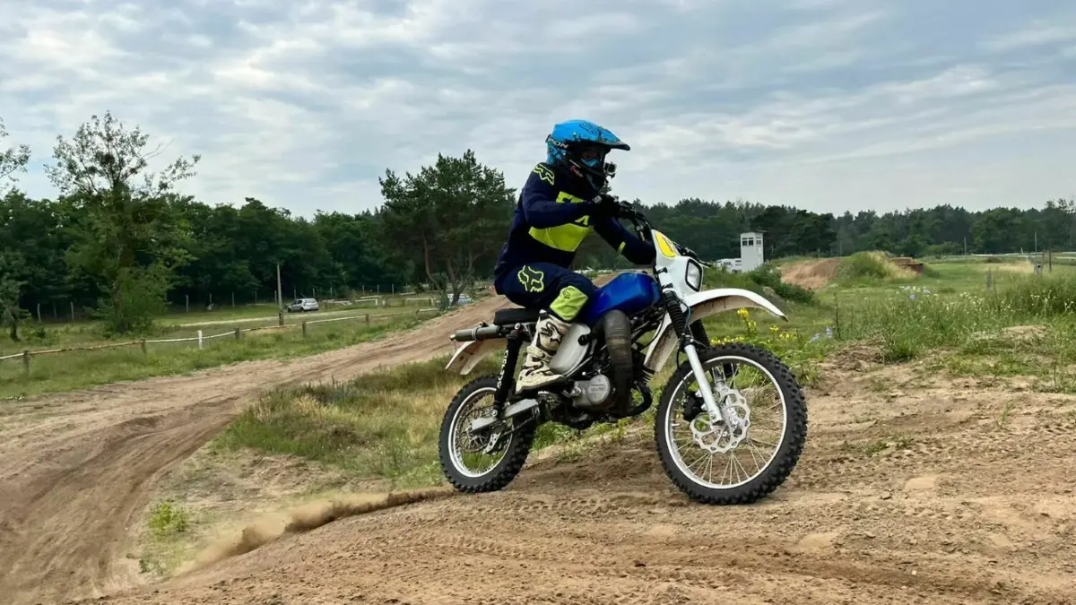 Für Simson–Freunde und die ganze Familie: Am Wochenende lädt der „1. Wriezener Simson Cross“ in die Silberberge nach Wriezen ein.
Christian Wolfgang Giehler und Robert Klimke laden gemeinsam mit dem MC Wriezen zum 1. Wriezener Simson Cross ein