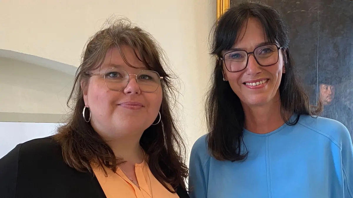 Bares für Rares im Remo - stellv. Leitung des Remo Ulrike Rack (links) und Bares für Rares-Expertin Dr. Heide Rezepa-Zabel (rechts)