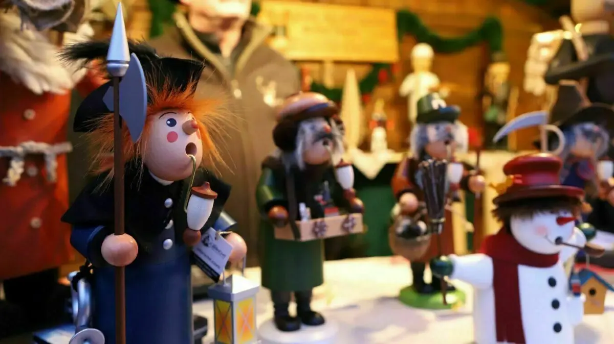 Volkskunst aus dem Erzgebirge: Auf dem Weihnachtsmarkt in Neuzelle werden traditionell auch handgefertigte Räuchermänner angeboten. Wann ist es wieder soweit? (Archivbild)
07. Dezember 2019 Erzgebirgische Kunst - Weihnachtsmarkt in Neuzelle - Adventsmarkt Neuzelle. Foto: Gerrit Freitag