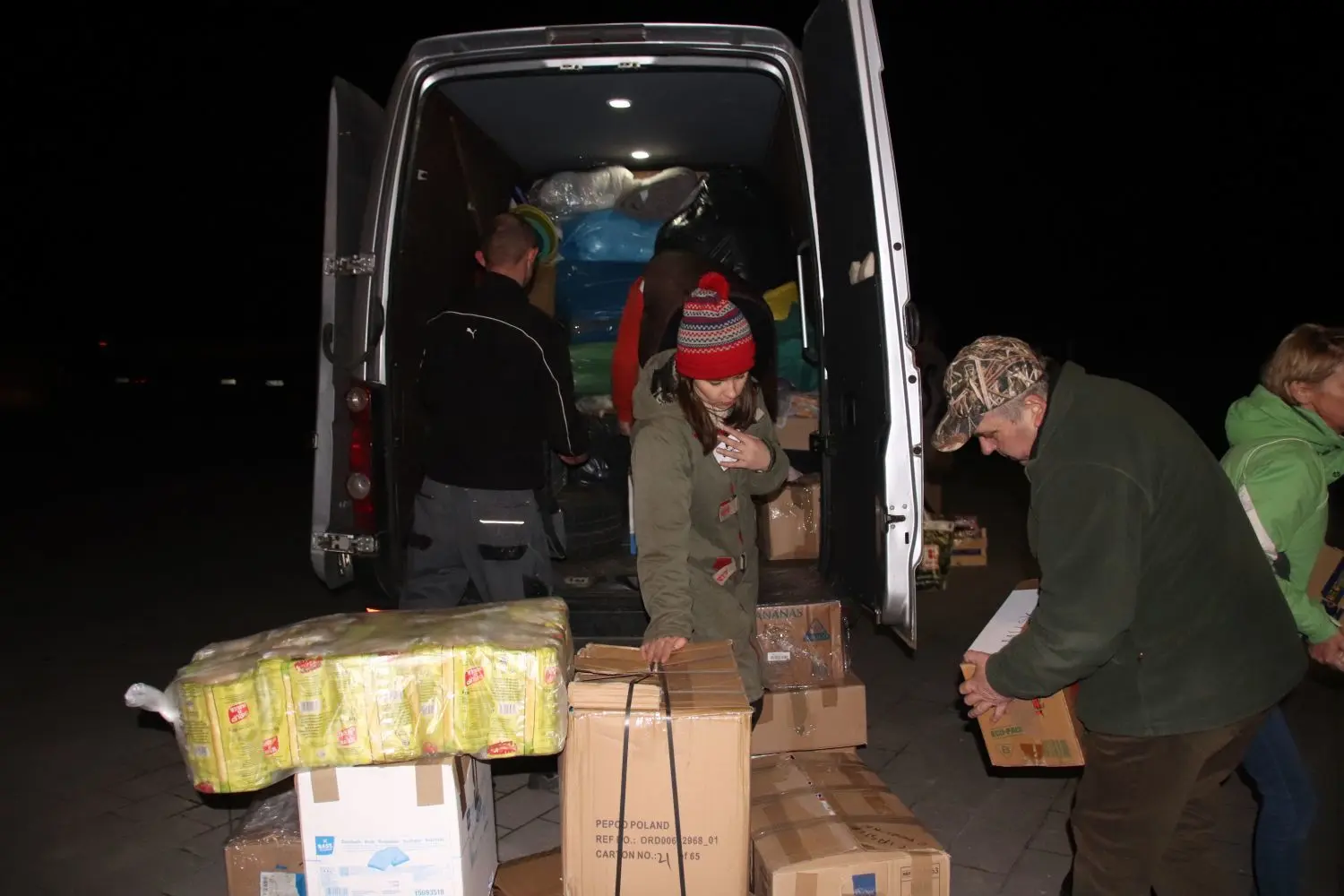 Dutzende Freiwillige spenden, sammeln, sortieren und packen im ostpolnischen Cieszanów für die Nachbarn in der Ukraine.
