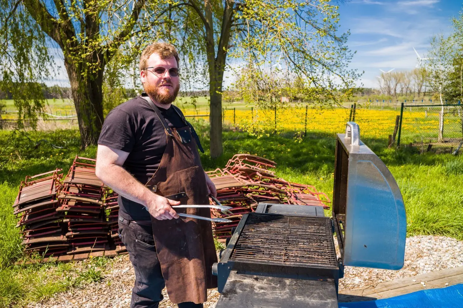 „To-go“-Tour zum Herrentag, denn coronabedingt hat die Gastronomie geschlossen. Willy Hagemann von Willy´s Schankwirtschaft im Beeskower Ortsteil Neuendorf, bietet daher alles, was gewünscht wird, zum Mitnehmen an.