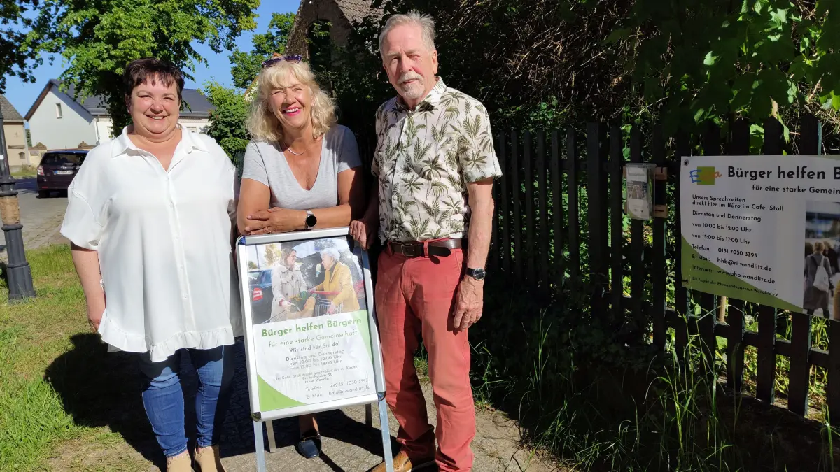 Sie bringen Senioren und Helfer zusammen: Kerstin Lietz von der Ehrenamtsagentur, Ute Bathke (Koordinatorin) und Jürgen Kuhls von "Bürger helfen Bürgern".
