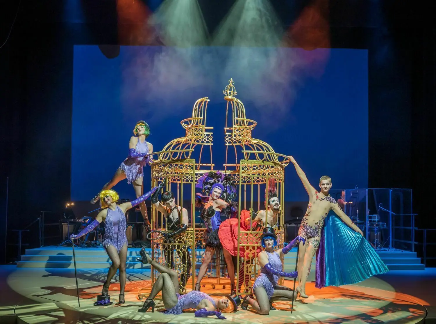 Bunt, schrill und manchmal auch etwas schräg - dem Publikum werden phantastische Choreographien und eine opulente Ausstattung geboten.