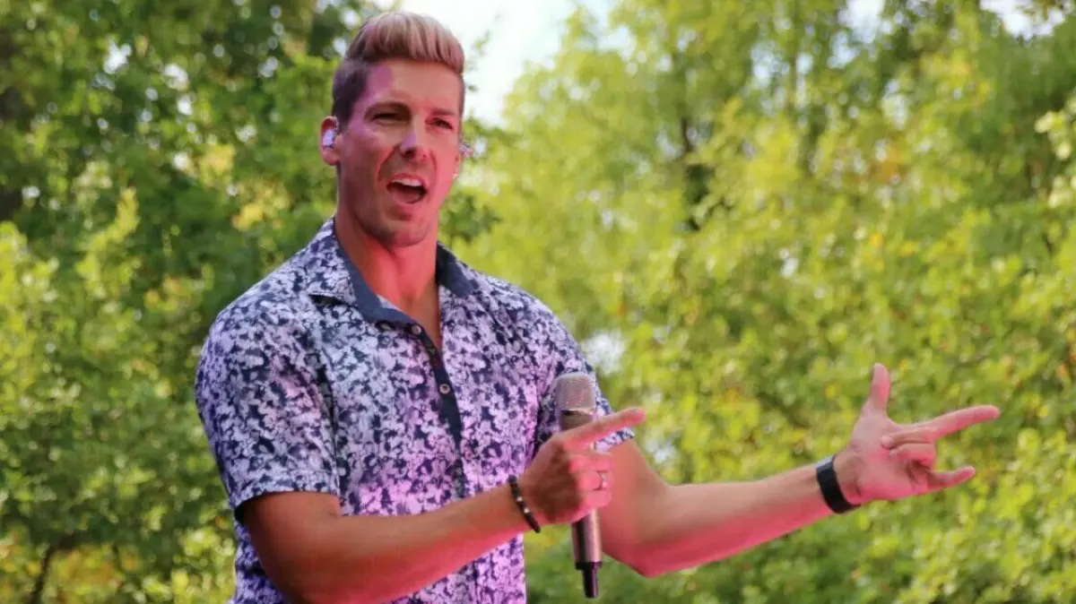 Schlagerhammer im Schlosspark Oranienburg: Norman Langen singt, tanzt, rennt über die Bühne und schwingt immer wieder die Hüften.
Schlagerhammer von Schlagerradio B2 am 13.82022 Schlosspark Oranienburg Moderation Stefan Mross mit Klaus&Klaus Claudia Jung Norman Langen Laura Wilde Mitch Keller Frank Zander u.a. Schlager Musik KOnzert Festival Bühne Auftritt