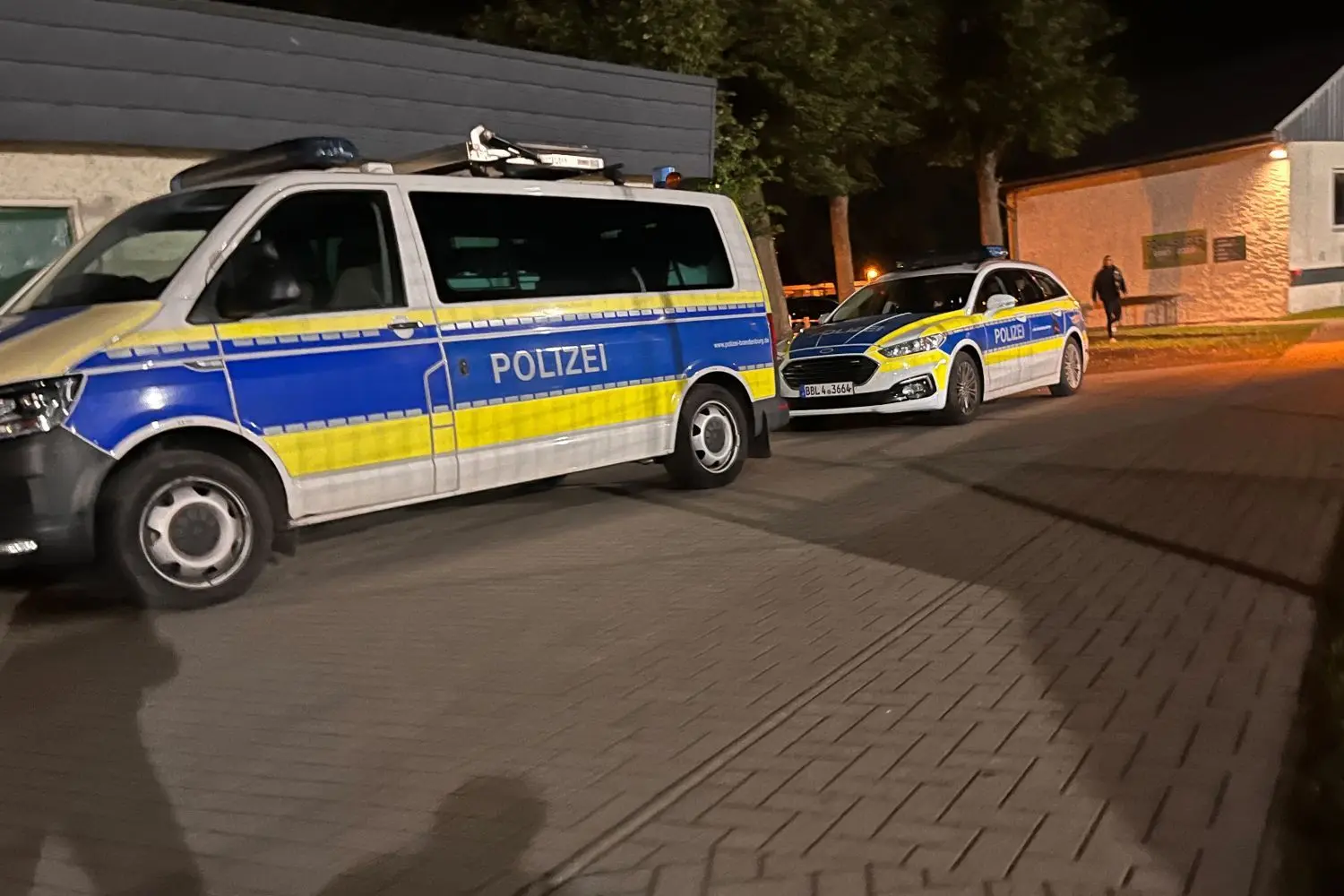 Die Polizei wurde angefordert, die mit mehreren Einsatzwagen eintraf.