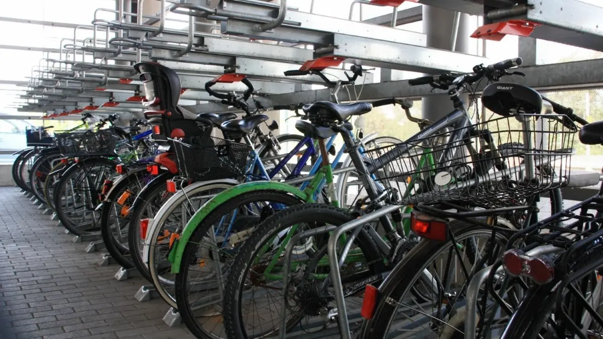 Abgesicherte Stellplätze für Fahrräder braucht es auch in Angermünde. Soll bald ein Fahrradparkhaus in der Stadt gebaut werden?
08.08.2018, Rheinland-Pfalz, Ingelheim: Fahrräder stehen in einem Fahrrad-Parkhaus am Bahnhof. (zu dpa «Garage für Drahtesel und E-Bike - mehr Fahrradparkhäuser entstehen» vom 12.08.2018) Foto: Christian Schultz/dpa +++ dpa-Bildfunk +++