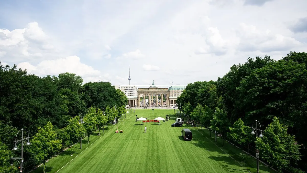 Der Kunstrasen für die Fanmeile in Berlin zur Euro 2024 ist ausgerollt. Am 12. Juni soll die Partyzone am Brandenburger Tor mit Publik Viewing, Ständen und Bühnen eröffnen.