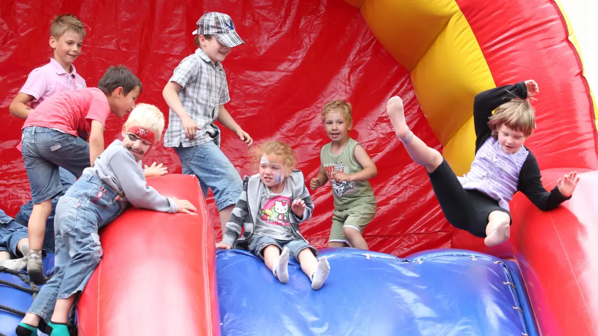 Hüpfburgen sorgen am Wochenende nicht nur bei den jüngeren Besuchern des Sommer- oder Familienfestes in Schwedt für Begeisterung.