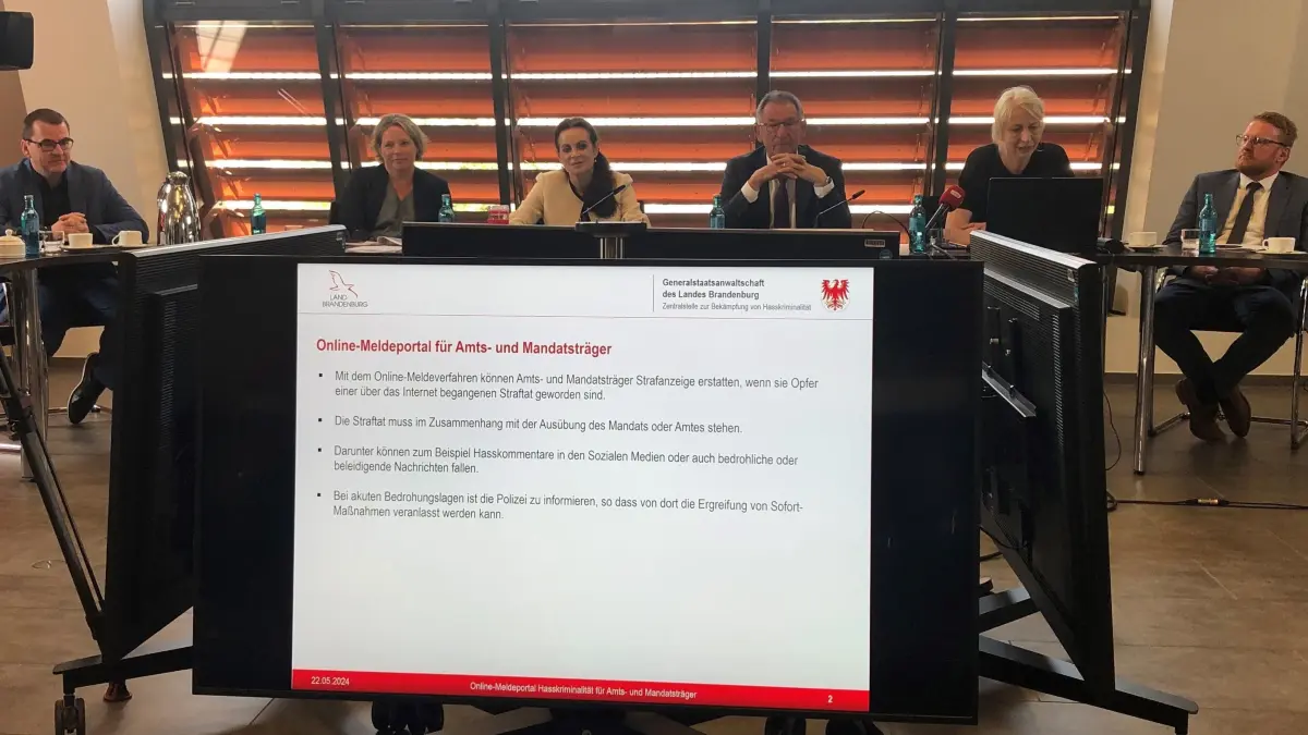 Pressekonferenz zur Inbetriebnahme des Onlinemeldeportals Hasskriminalität mit Justizministerin Susanne Hoffmann (CDU/3.v.l.), Generalstaatsanwalt Dr. Andreas Behm (4.v.l.) und Sarah Gugel, Oberstaatnsanwältin bei der Generalstaatsanwaltschaft Brandenburg an der Havel (2.v.r.).