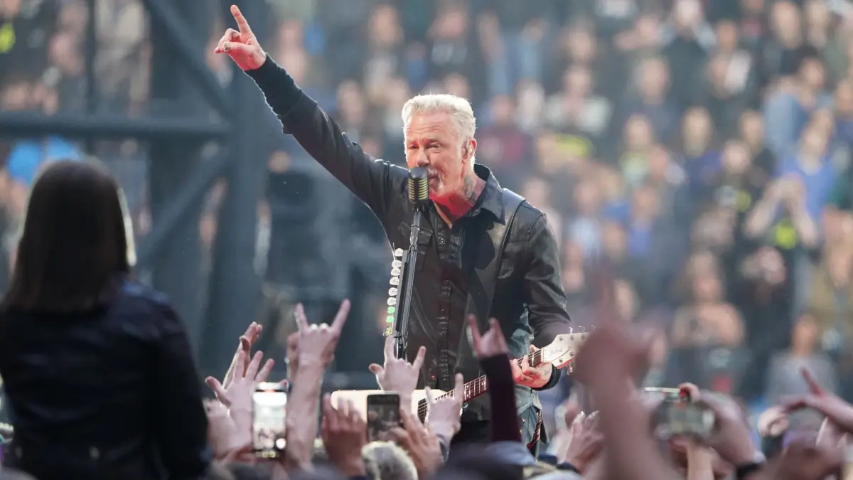 Metallica gibt Doppelkonzert in München: ARCHIV - 26.05.2023, Hamburg: Sänger James Hetfield beim bislang letzten Konzert von Metallicas «M72 World Tour» im Hamburger Volksparkstadion (zu dpa: «Metallica kehren mit zwei Konzerten zurück nach München») Foto: Marcus Brandt/dpa +++ dpa-Bildfunk +++