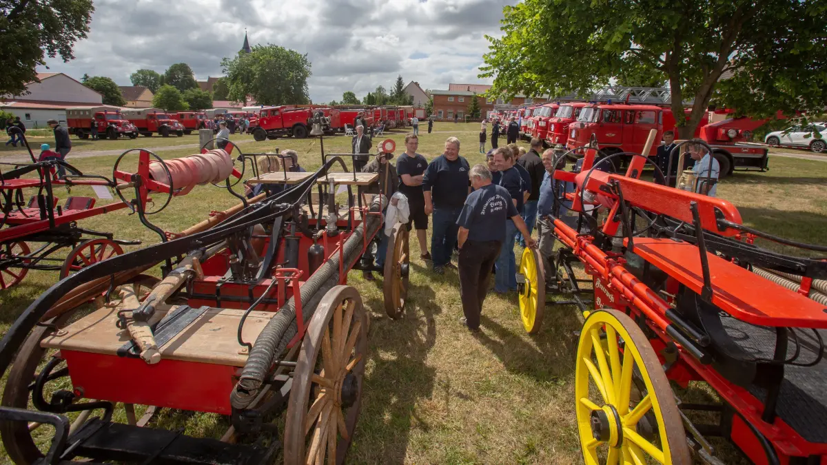 Kunow, 23.06.2018: Beim 1. Brandenburger Treffen historischer Feuerwehrtechnik in Kunow gab es nicht nur Feuerwehrfahrzeuge anzuschauen. Auch historische Handdruckspritzen, Motorspritzen und sonstiges Anh�ngeger�te waren zu sehen. Neben vielen anderen Dingen, z�hlt auch die F�rderung der Traditionspflege in den Feuerwehren zu den Aufgaben des Landesfeuerwehrverbandes Brandenburg.