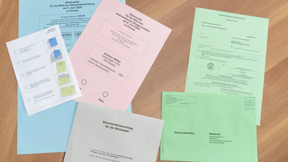 Jede Wahl hat seine eigenen Farben: Hier sind die Briefwahlunterlagen für Pinnow zu sehen.