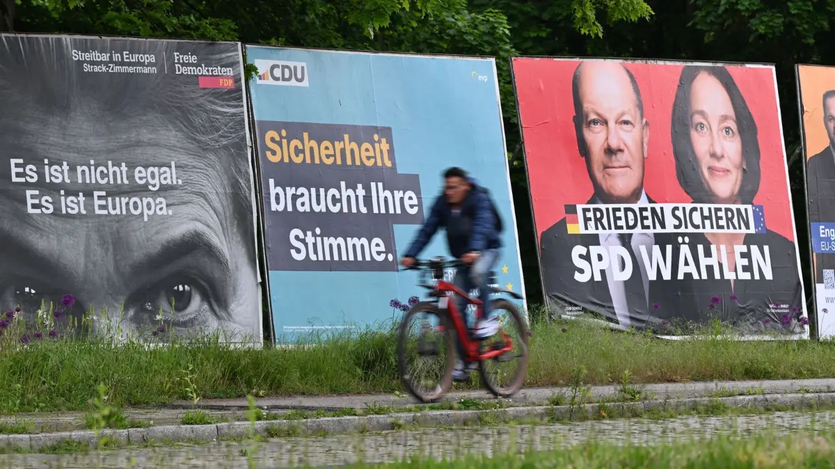 Plakate zur Europawahl in Frankfurt am Main: ARCHIV - 08.05.2024, Hessen, Frankfurt/Main: Ein Radfahrer fährt im Stadtteil Sachsenhausen an Großplakaten von FDP (l-r), CDU, SPD und Freien Wählern zur Europawahl vorbei (Aufnahme mit längerer Verschlusszeit). Nur noch einen Monat bis zur Europawahl: Am 9. Juni können in Hessen laut Statistischem Landesamt etwa 4,85 Millionen Wahlberechtigte ihr Kreuzchen machen. (zu dpa: «FDP attackiert im Wahlkampfendspurt von der Leyen») Foto: Arne Dedert/dpa +++ dpa-Bildfunk +++