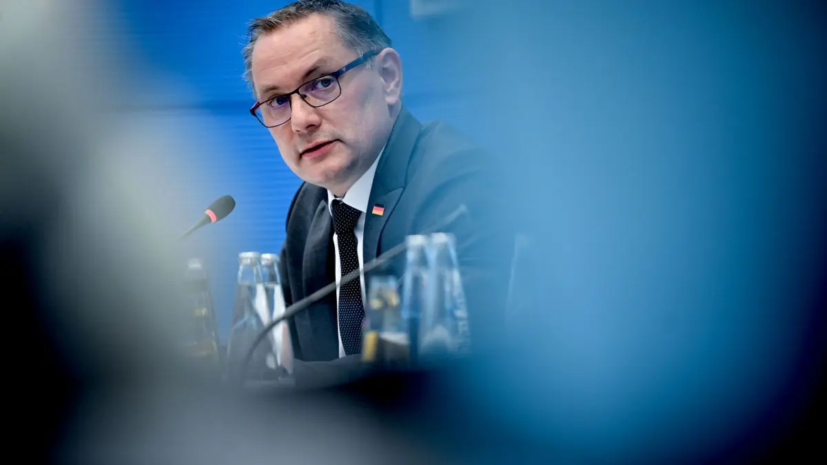 Chrupalla äußert sich zum Vorfall in Ingolstadt: ARCHIV - 11.10.2023, Berlin: Tino Chrupalla, AfD-Bundesvorsitzender und Fraktionsvorsitzender der AfD, äußert sich bei einer Pressekonferenz zu dem Vorfall in Ingolstadt. Chrupalla war am vergangenen Mittwoch vor einer geplanten Rede behandelt und ins Krankenhaus gebracht worden, wo er aufgrund von körperlichen Beschwerden eine Nacht auf der Intensivstation überwacht wurde. (zu dpa: «Angeblicher Stich im Arm: Chrupalla scheitert vor Gericht») Foto: Britta Pedersen/dpa +++ dpa-Bildfunk +++