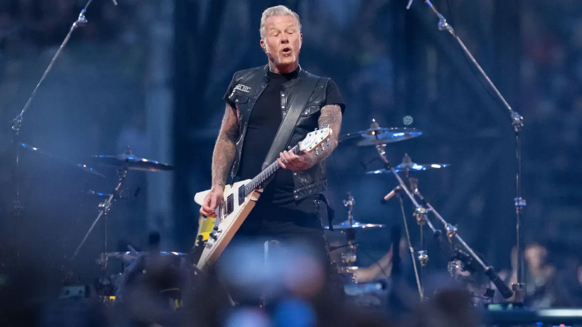 Metallica M72 World Tour — München: 24.05.2024, Bayern, München: James Hetfield, Sänger und Gitarrist, von der US-Metal-Band Metallica steht im Olympiastadion auf der Bühne. Die Band tritt im Rahmen ihrer „M72 World Tour“ auf. Foto: Sven Hoppe/dpa +++ dpa-Bildfunk +++