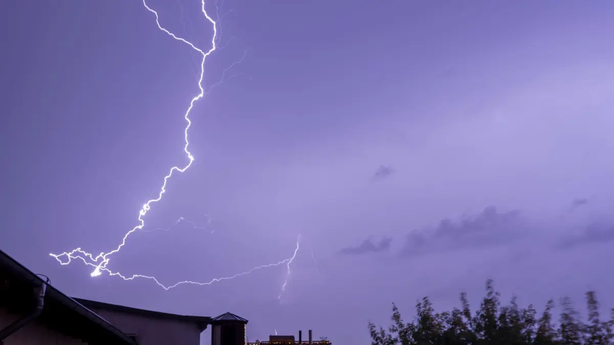 Schweres Gewitter in Sachsen–Anhalt: ARCHIV - 14.08.2023, Sachsen-Anhalt, Magdeburg: Ein Blitz entlädt sich über einem Wohngebiet in Magdeburg Stadtfeld. In weiten Teilen von Sachsen-Anhalt kam es in der Nacht zu schweren Gewittern. (zu dpa: «Sonne und Starkregen am Wochenende in Sachsen-Anhalt») Foto: Stephan Schulz/dpa +++ dpa-Bildfunk +++
