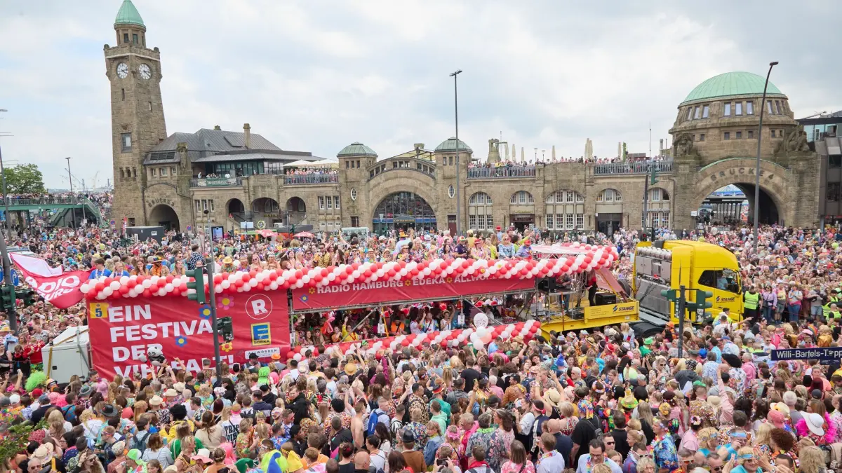 26. Hamburger Schlagermove: 25.05.2024, Hamburg: Teilnehmer des Schlagermoves ziehen in einer Schlagerkarawane durch den Stadtteil St. Pauli. Start und Ziel ist auf dem Heiligengeistfeld. Der 26. Hamburger Schlagermove ziog durch St. Pauli. Es wurden wieder Hunderttausende Feiernde erwartet. Foto: Georg Wendt/dpa +++ dpa-Bildfunk +++