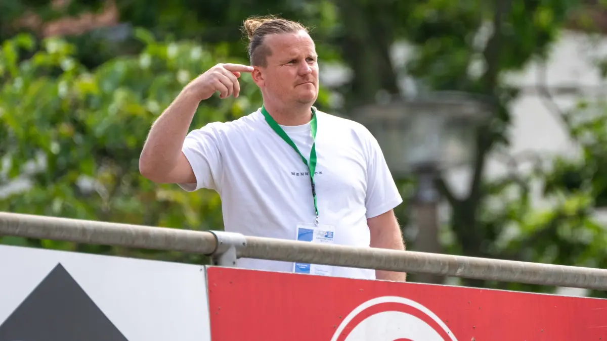 Berliner Landespokal 2023/24, Finale Viktoria 89 — TuS Makkabi: Fussball, Herren, Saison 2023/2024, COSY-WASCH Landespokal Berlin (Finale) im Hans-Zoschke-Stadion, FC Viktoria 89 Berlin - TuS Makkabi Berlin, Geschäftsführer Rocco Teichmann (FC Viktoria 89 Berlin) auf der Tribüne, 25.05. 2024, Foto: Matthias Koch