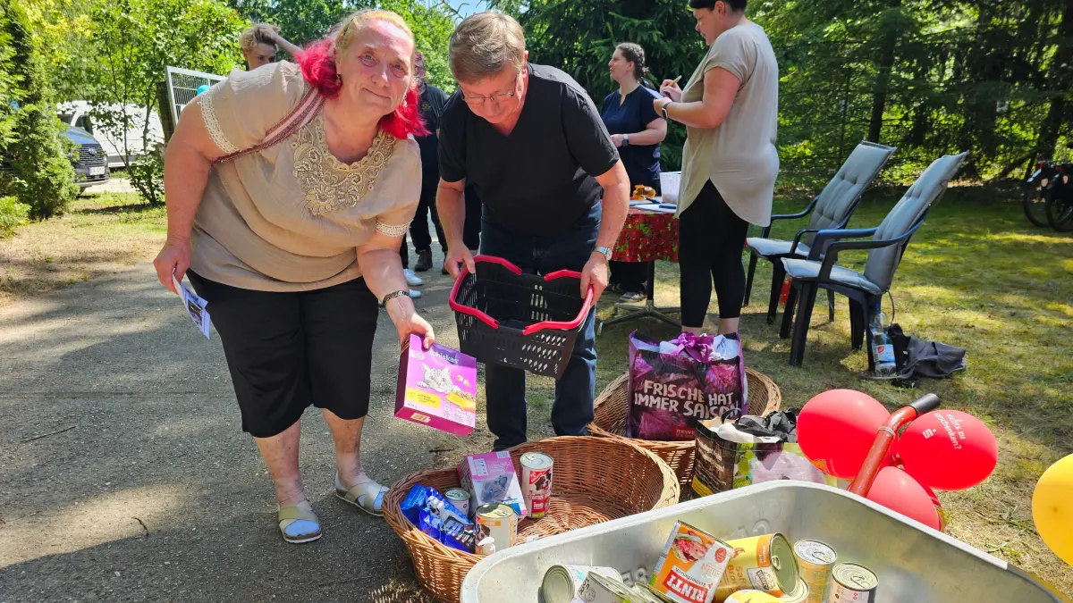 Futterspenden als Eintritt: Cornelia und Manfred Vater aus Fürstenwalde sind mit die ersten Besucher, die zum Sommerfest des Tierheims kommen. Als Eintritt haben Katzen- und Hundefutter dabei.
