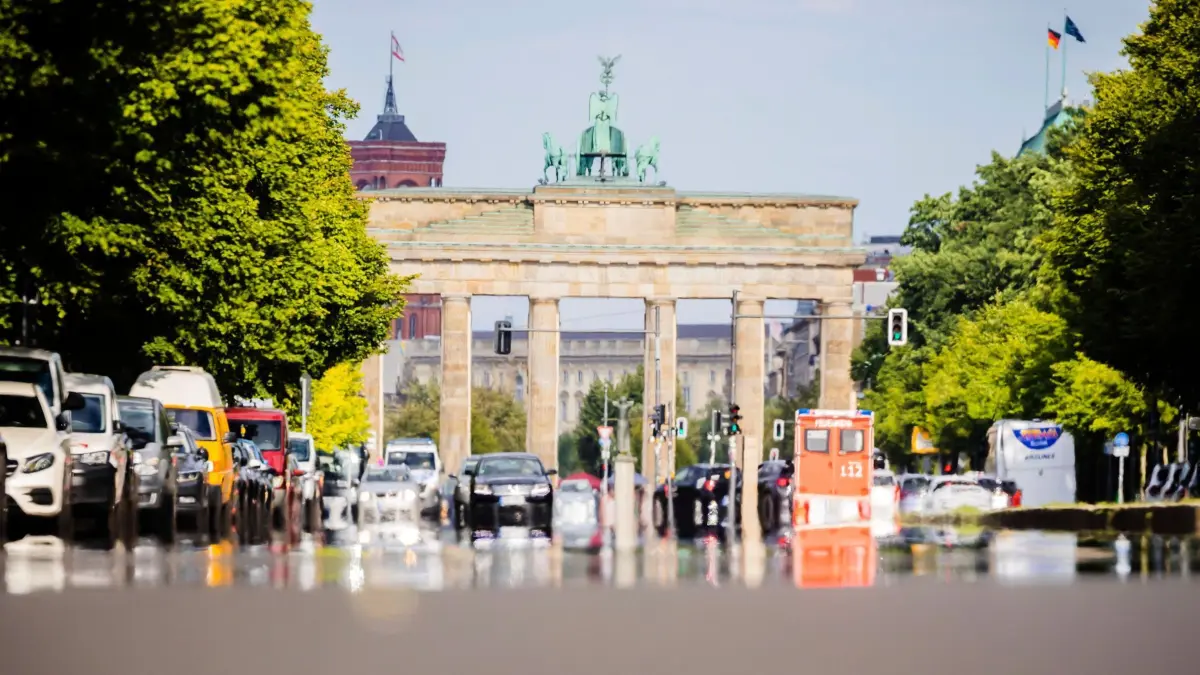 Wetter in Berlin: ARCHIV - 20.08.2023, Berlin: Die Straße des 17. Juni spiegelt von der Hitze vor dem Brandenburger Tor . (zu dpa: «Initiative will Berlin bis 2040 hitzesicher machen») Foto: Christoph Soeder/dpa +++ dpa-Bildfunk +++