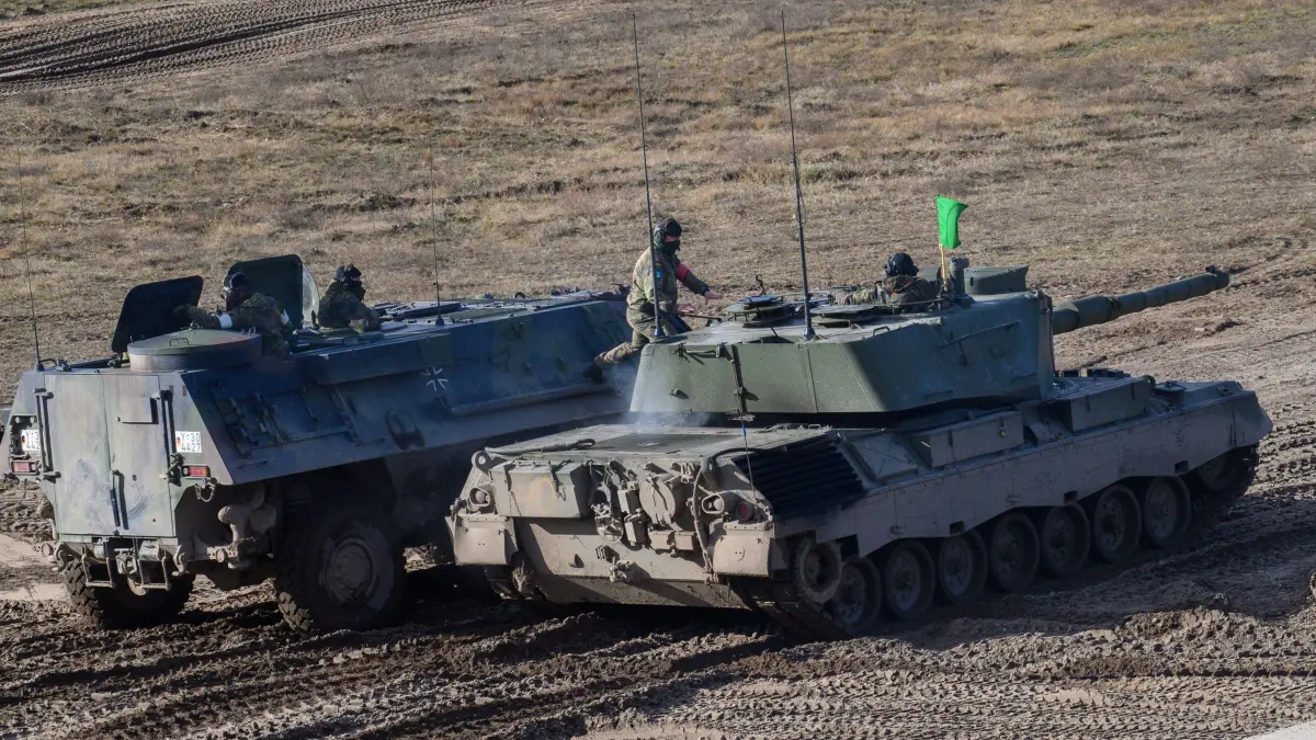 EUMAM UA: ARCHIV - 23.02.2024, Sachsen-Anhalt, Klietz: Ein Soldat springt auf dem Truppenübungsplatz Klietz von einem Radpanzer auf einen Kampfpanzer vom Typ Leopard 1. Dort werden über das Special Training Command der EU-Ausbildungskommission EUMAM UA ukrainische Soldaten ausgebildet. (zu dpa: «Estland schlägt neues EU-Ziel für Ausbildung ukrainischer Soldaten vor») Foto: Klaus-Dietmar Gabbert/dpa +++ dpa-Bildfunk +++