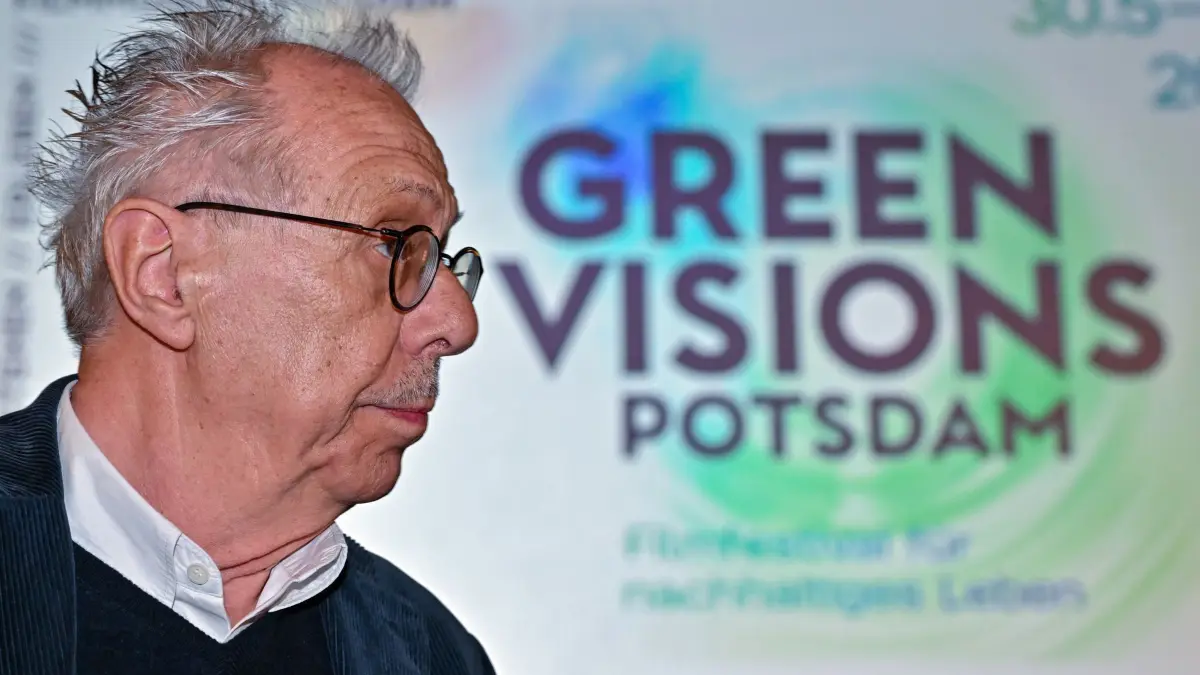 Vorschau auf das Filmfestival „Green Visions Potsdam“: 28.05.2024, Brandenburg, Potsdam: Dieter Kosslick, Festivaldirektor «Green Visions Potsdam», nimmt an einem Pressetermin zur Vorstellung des Filmfestivals für nachhaltiges Leben «Green Visions Potsdam» im Kinosaal im Filmmuseum Potsdam teil. Vom 30. Mai bis 2. Juni 2024 findet in Potsdam die erste Ausgabe von «Green Visions Potsdam» - das neue Filmfestival für nachhaltiges Leben - statt. Das Festival lädt nicht nur zu Kinobesuchen und Filmgesprächen mit Wissenschaftlern und Kreativen ein, sondern öffnet täglich für Gäste und Neugierige seinen «Markt für nachhaltiges Leben» vor dem Filmmuseum Potsdam. Bei freiem Eintritt wird der Vorplatz des Filmmuseums zum Treffpunkt für umweltbewusstes Genießen und inspirierende Initiativen. Foto: Patrick Pleul/dpa - Honorarfrei nur für Bezieher des Dienstes ZB-Funkregio Ost +++ ZB-FUNKREGIO OST +++