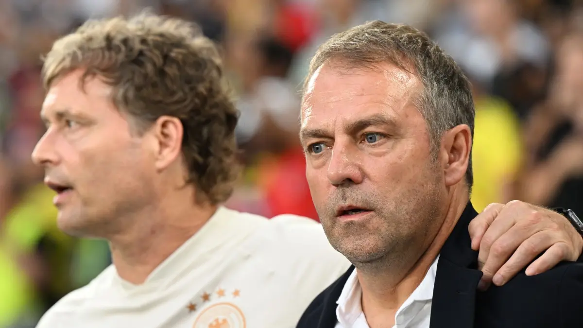 Deutschland — Kolumbien: ARCHIV - 20.06.2023, Nordrhein-Westfalen, Gelsenkirchen: Fußball: Länderspiele, Deutschland - Kolumbien, Veltins Arena. Bundestrainer Hansi Flick (r) und Assistenztrainer Marcus Sorg beim Singen der Hymne vor dem Spiel. WICHTIGER HINWEIS: Gemäß den Vorgaben der DFL Deutsche Fußball Liga bzw. des DFB Deutscher Fußball-Bund ist es untersagt, in dem Stadion und/oder vom Spiel angefertigte Fotoaufnahmen in Form von Sequenzbildern und/oder videoähnlichen Fotostrecken zu verwerten bzw. verwerten zu lassen.WICHTIGER HINWEIS: Gemäß den Vorgaben der DFL Deutsche Fußball Liga bzw. des DFB Deutscher Fußball-Bund ist es untersagt, in dem Stadion und/oder vom Spiel angefertigte Fotoaufnahmen in Form von Sequenzbildern und/oder videoähnlichen Fotostrecken zu verwerten bzw. verwerten zu lassen. (zu dpa: «Medien: Flick schon in Barcelona - Sorg und Tapalovic im Trainerteam») Foto: Federico Gambarini/dpa +++ dpa-Bildfunk +++