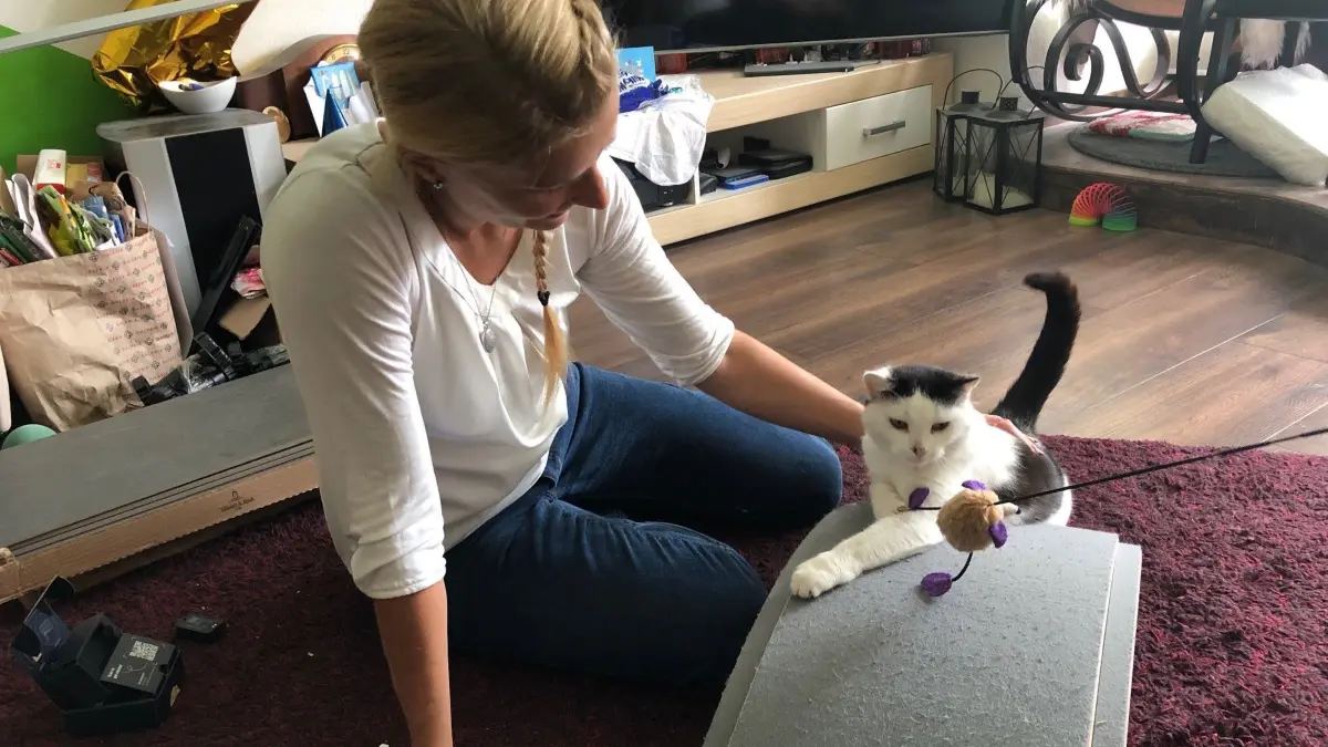 Constanze Königsmann mit Katze Minette, die immer für eine Überraschung gut ist.