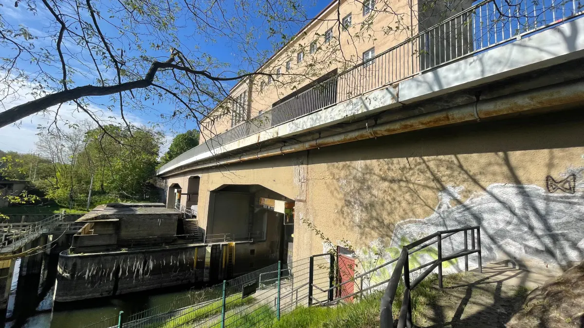 Die marode Brücke an der Zwillingsschachtschleuse in Eisenhüttenstadt muss ersetzt werden. Für den geplanten Neubau ist eine wichtige Entscheidung gefallen.