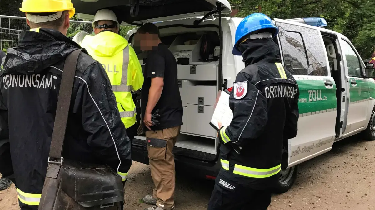 Aktionstag gegen Schwarzarbeit: Gemeinsame Kontrolle von Zoll und Ordnungsamt auf einer Baustelle in Cottbus