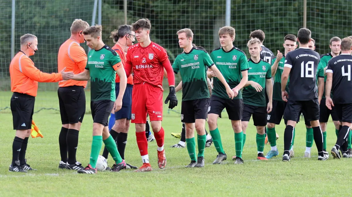 Fürstenwalde, Stadion, Fussball Landesliga Süd Punktspiel, Union Fürstenwalde II - FC Eisenhüttenstadt, Begrüßung vor dem Spiel mit SF Patrick Hagen vor TW Richard Tobias Rudolph
FOTO BENK 21.10.2023
