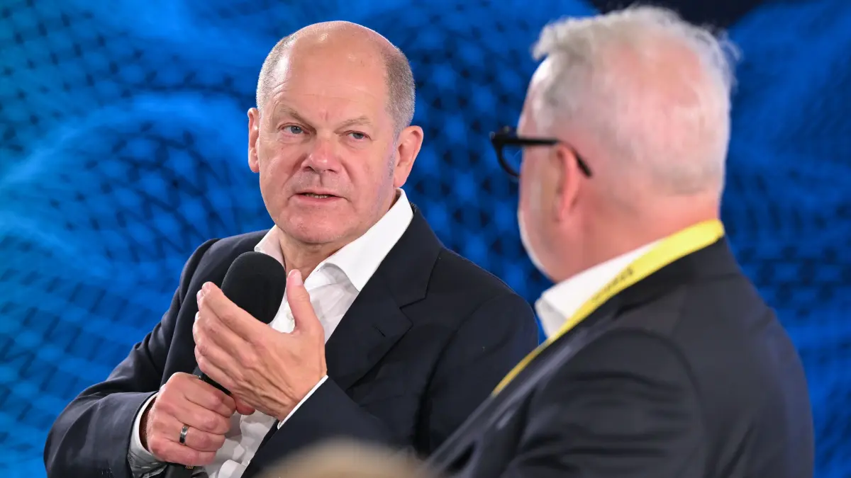 Bundeskanzler Olaf Scholz (l, SPD) spricht mit Frank Nehring, Präsident des Ostdeutschen Wirtschaftsforums (OWF). Das Foto entstand 2023.