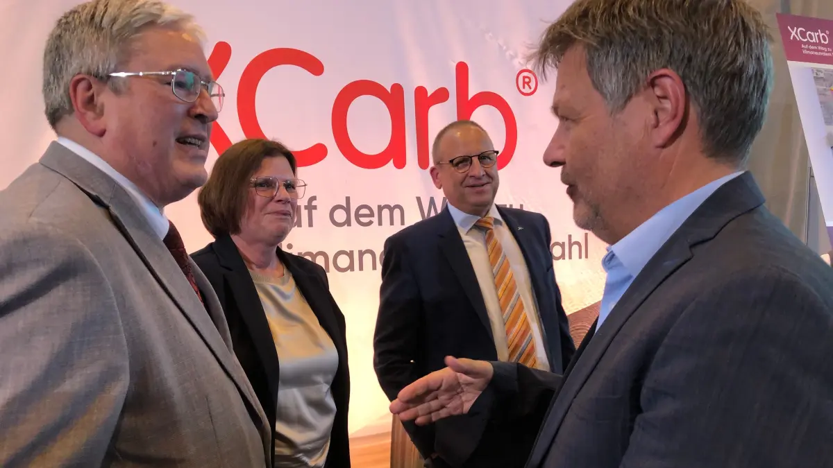 Brandenburgs Wirtschaftsminister Jörg Steinbach (l.) und Bundeswirtschaftsminister Robert Habeck nach der Übergabe des Förderbescheids in Eisenhüttenstadt.
